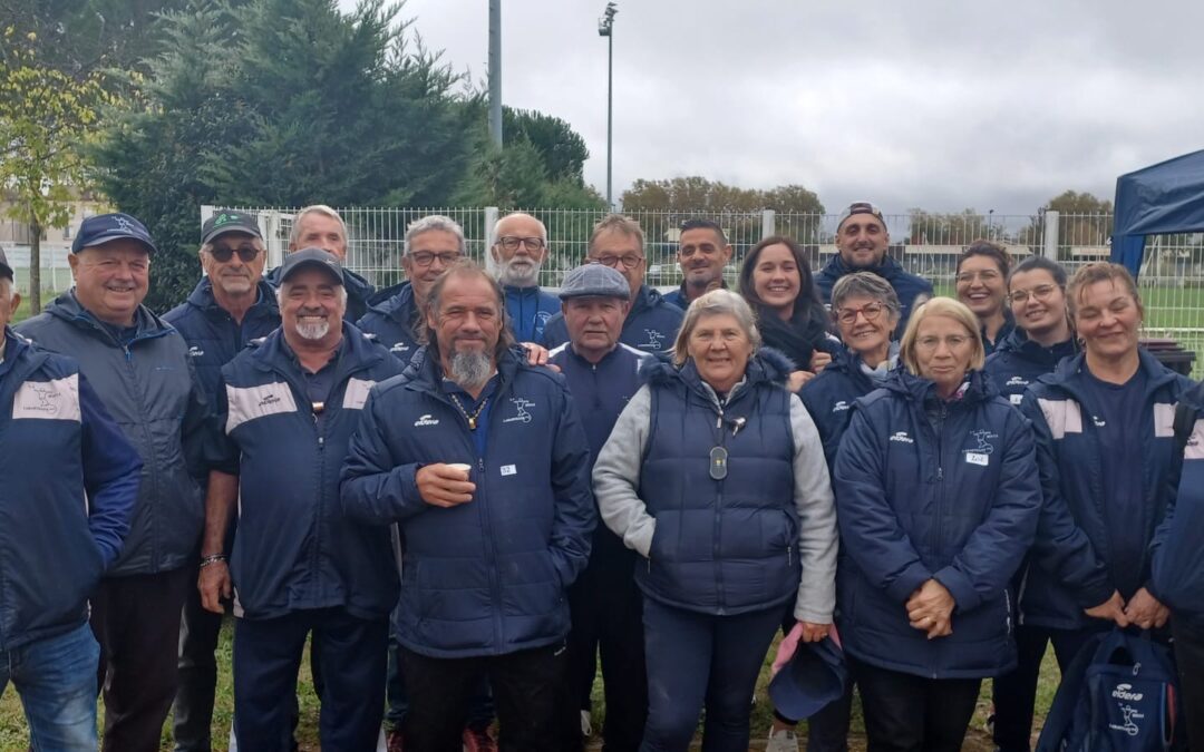 Photo de groupe des membres du club de pétanque La Boule Labarthaise, réunis lors du Championnat de Zones des Clubs (CZC) 2024. Les joueurs portent leurs vestes officielles du club, prêts à représenter fièrement La Boule Labarthaise sur le terrain.